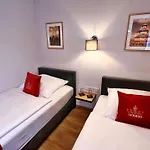 ホテル Zu Den Drei Kronen 3*