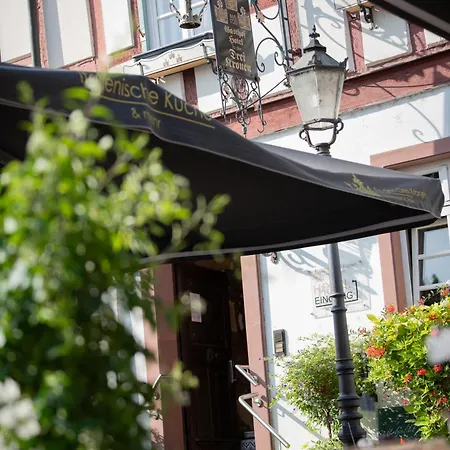 Zu Den Drei Kronen 호텔