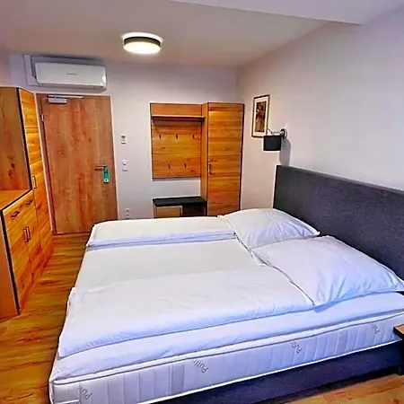 Zu Den Drei Kronen Hotel 3*