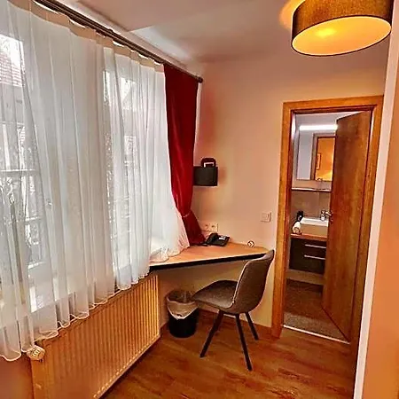 Zu Den Drei Kronen Otel