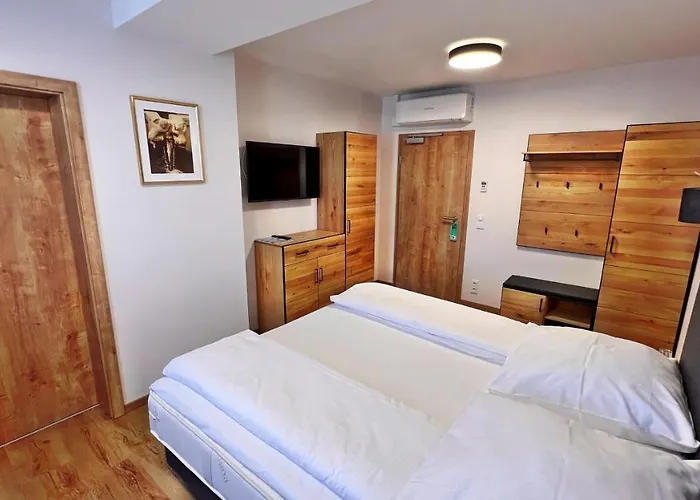 호텔 Zu Den Drei Kronen 3*