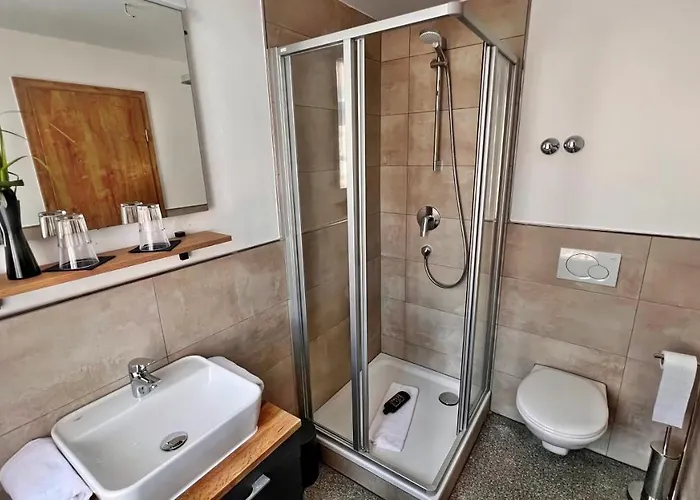 Zu Den Drei Kronen 호텔