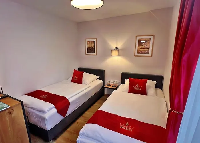 호텔 Zu Den Drei Kronen 3*