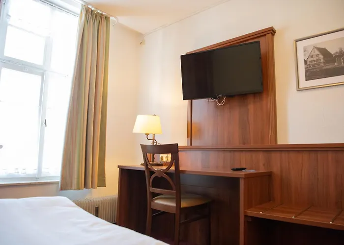 Zu Den Drei Kronen 호텔